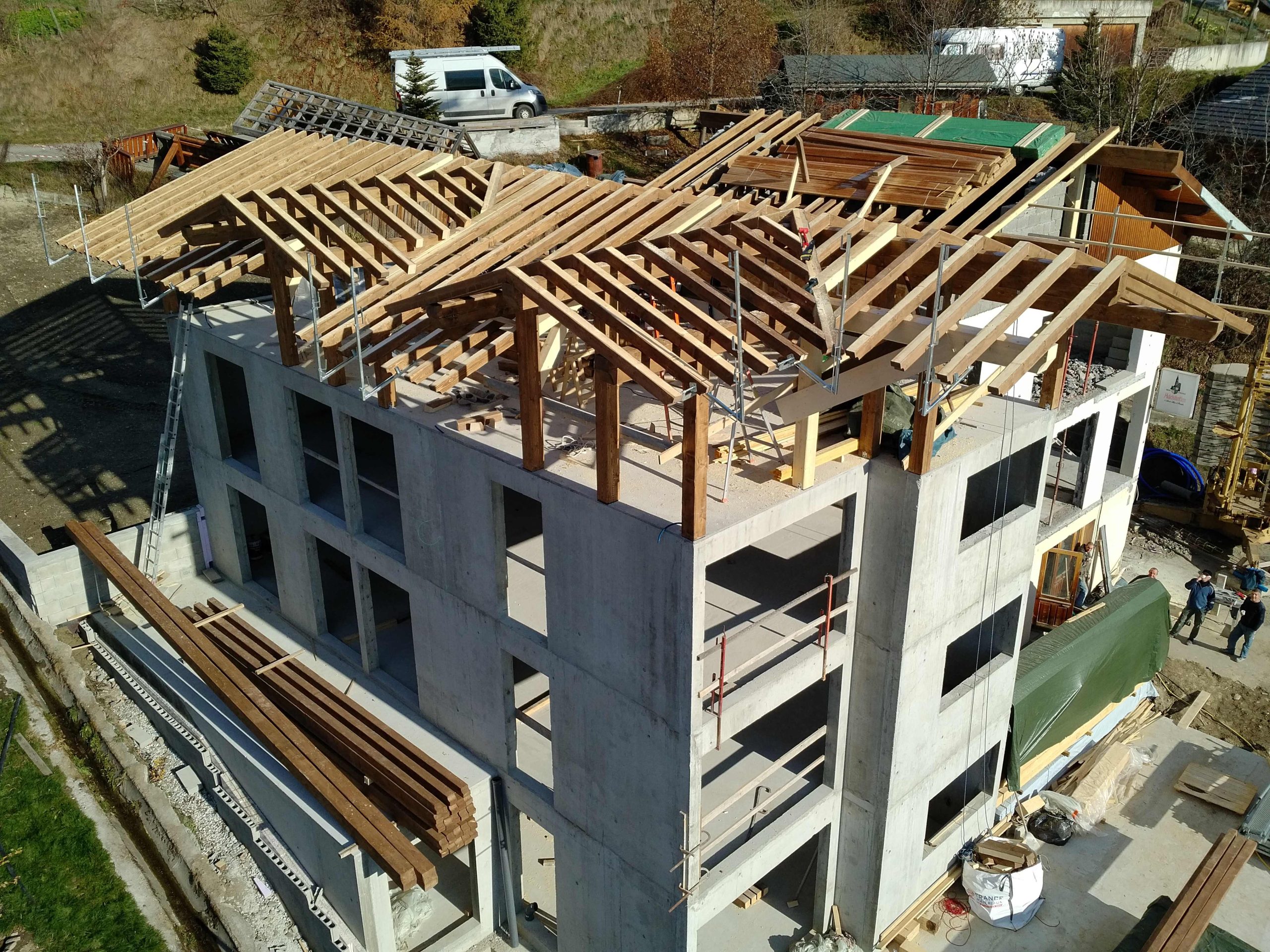 Immeuble en construction avec charpente bois