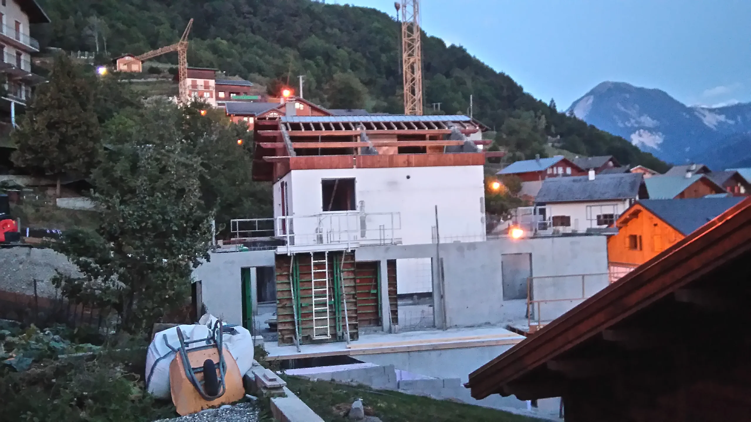 Maison en rénovation avec échafaudage