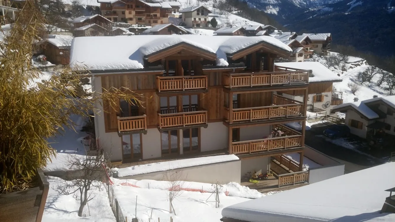 Immeuble en construction avec charpente bois