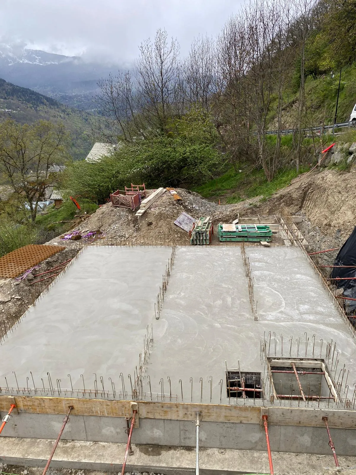 Dalle béton fraîchement coulée