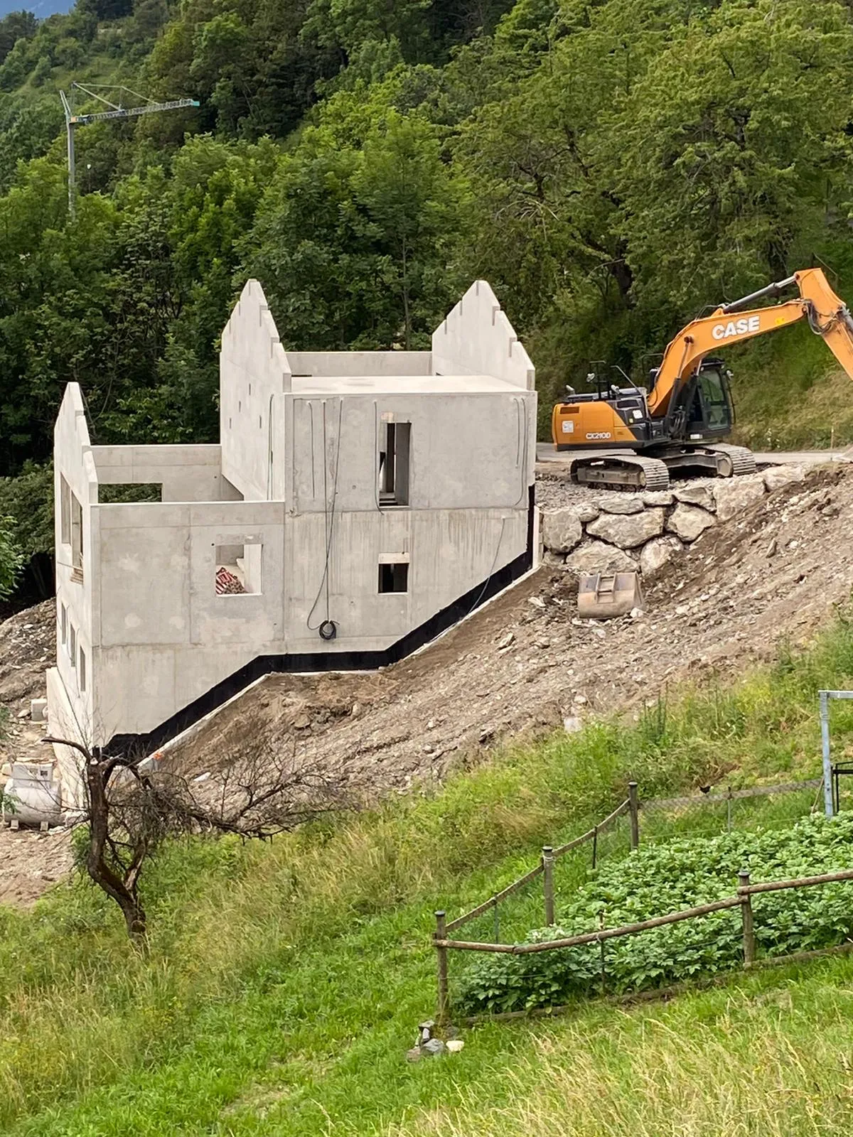 Maison neuve sur terrain en pente